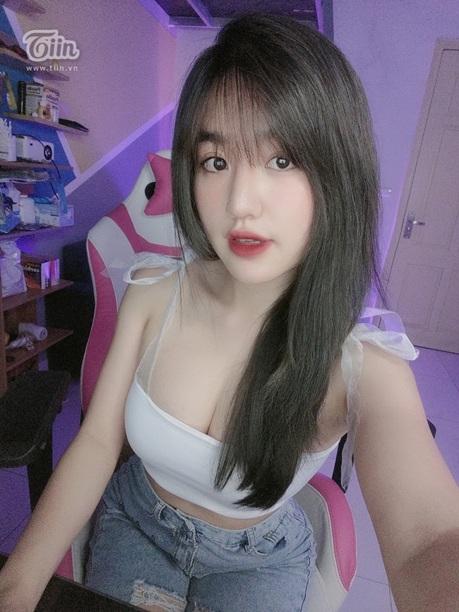 nữ streamer khoe vùng nhạy cảm trên livestream