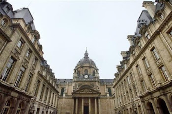 « Citer Paris » : projections de citations sur la façade de la Sorbonne