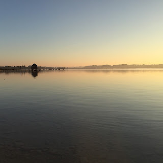 Sonnenaufgang am Ammersee Der Ammersee am frühen Morgen
