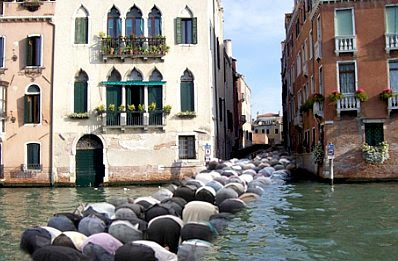 Canal prayers in Venice