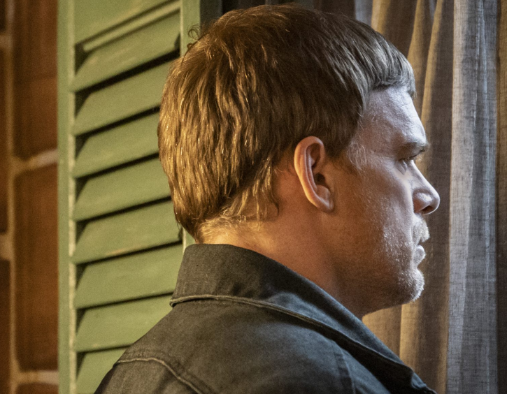 подсказывает актерам. подсказывает актерам.