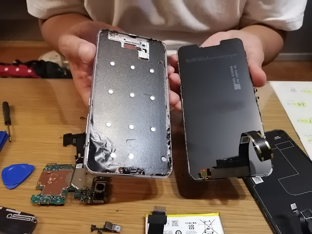Zenfone5 ZE620KLディスプレイ交換　割れたデイスプレイを取った状態