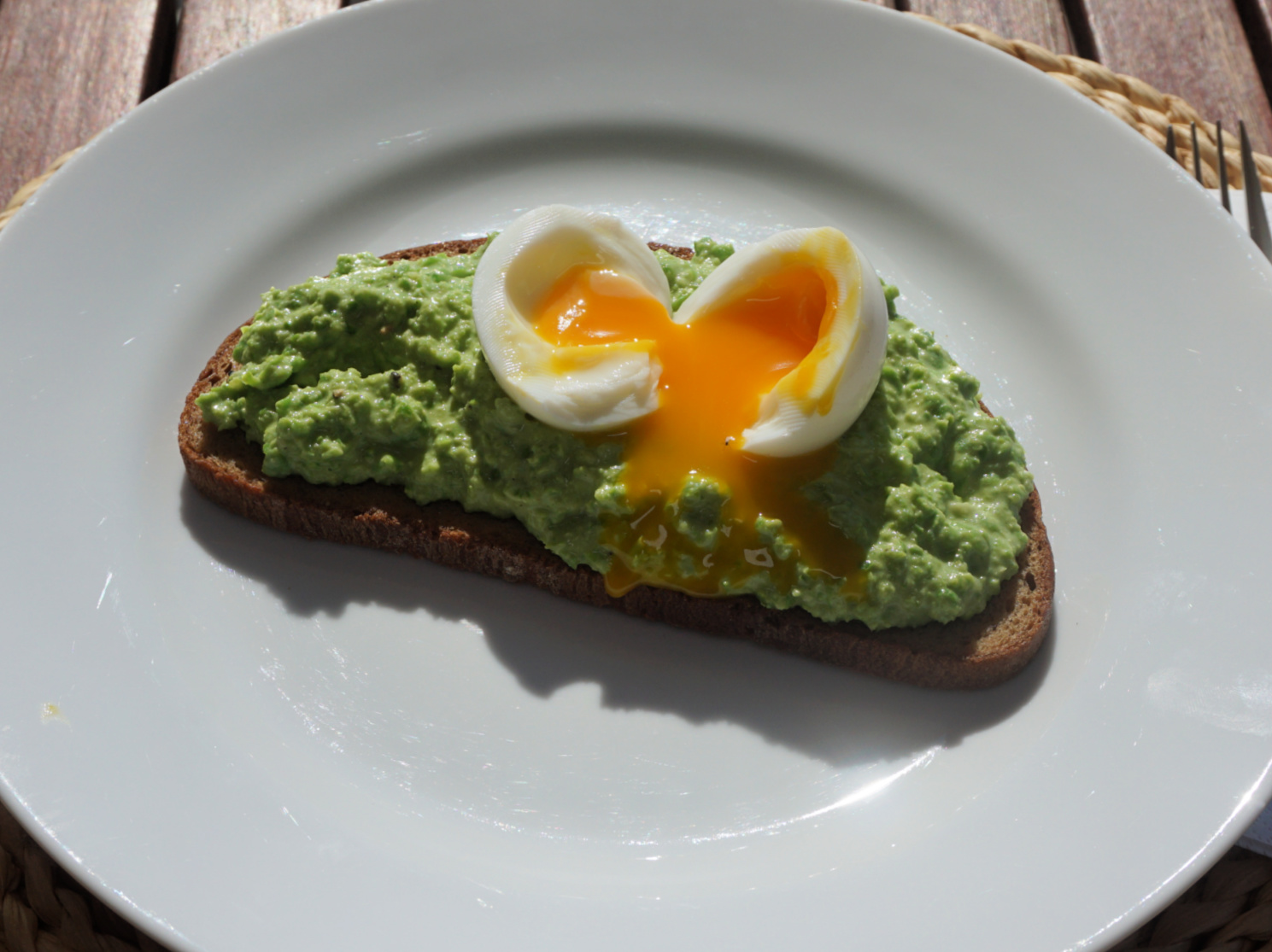 Toast with pea purée end soft-cooked egg