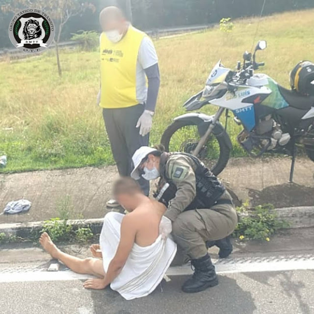 homem pelado em fila de vacinação