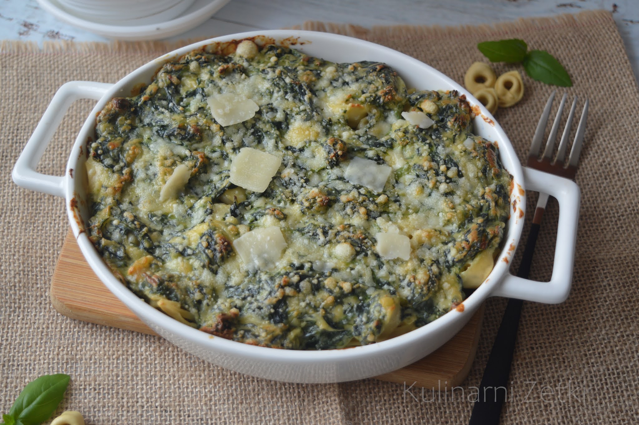 Tortellini zapiekane ze szpinakiem i serem