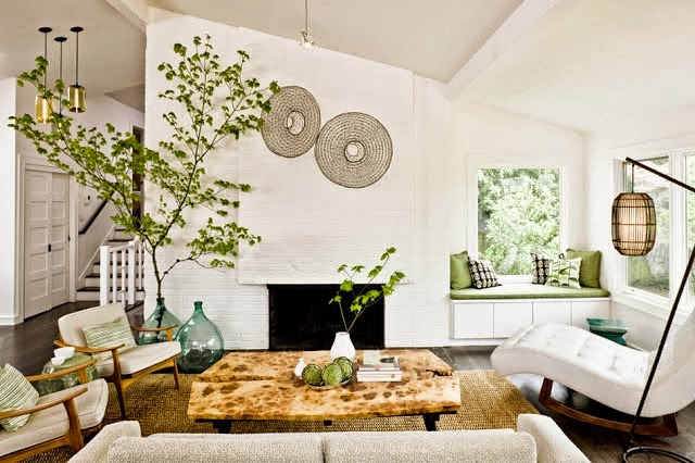 Garrafas de cristal como jarrones decorativos para el hogar