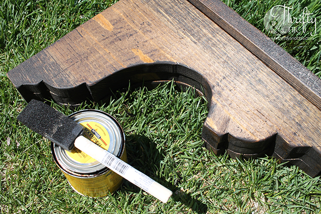 DIY vintage inspired corbel tutorial. DIY corbels. How to make a corbel. Jigsaw and scroll saw home decor projects. DIY home decor. DIY farmhouse decorating ideas.