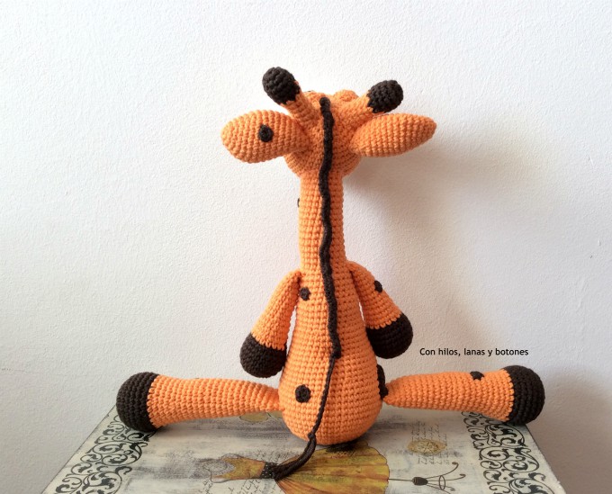 Con hilos, lanas y botones: Greta jirafa amigurumi (patrón Cucapuntoes)