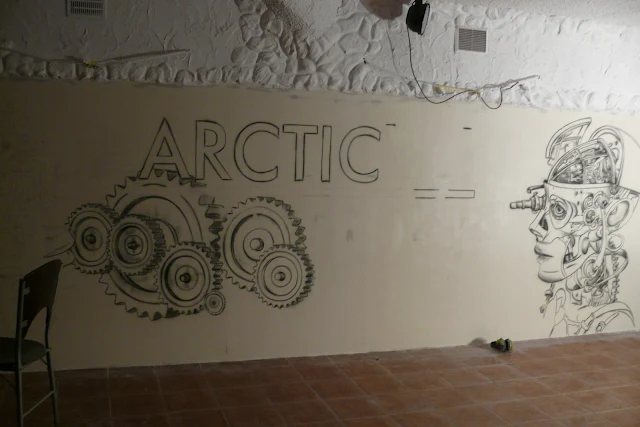 Malowanie świecącego graffiti na ścianie w klubie Arctica w Płocku, mural UV