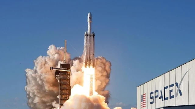 Peluncuran roket terkuat sejagat Falcon Heavy. (Foto: Thom Baur/Reuters)