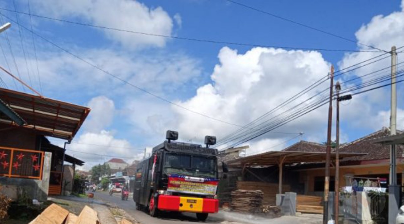 Dua Desa di Kecamatan Wagir Di Semprot Disinfektan Menggunkaan Mobil Water Cannon Dua Desa di Kecamatan Wagir Di Semprot Disinfektan Menggunkaan Mobil Water Cannon