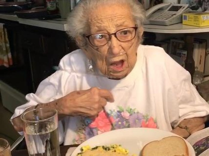 Nenek 89 Tahun Ungkap Rahasia Panjang Umurnya adalah Konsumsi Bawang Putih Nenek 89 Tahun Ungkap Rahasia Panjang Umurnya adalah Konsumsi Bawang Putih, naviri.org, Naviri Magazine, naviri majalah, naviri