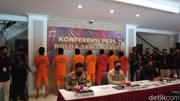 Dipicu Foto Habib Rizieq Dibakar, 10 Orang Terlibat Molotov Markas PDIP Dipicu Foto Habib Rizieq Dibakar, 10 Orang Terlibat Molotov Markas PDIP