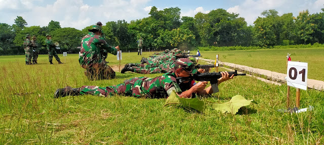 Mojokerto, - Kodim 0815/Mojokerto menggelar latihan menembak senjata ringan (Latbakjatri) di Lapangan Tembak Yonif Para Raider 503/Mayangkara, Mojosari Kabupaten Mojokerto, Jawa Timur, Selasa (17/03/2020).  Latbak Jatri kali ini merupakan program latihan Triwulan 1 Tahun Anggaran 2020.  Dandim 0815/Mojokerto Letkol Inf Dwi Mawan Sutanto, SH., saat berada di lokasi latihan mengungkapkan, latihan menembak merupakan salah satu sarana untuk mengasah kemampuan dan keterampilan dasar prajurit. “Dengan latihan menembak ini maka naluri tempur dasar prajurit akan terus terasah dan terpelihara,“ tegasnya.  Kendati sudah di Satkowil, lanjut mantan Danyon Raider Khsusus 752/VCS Sorong – Papua Barat, para prajurit diharuskan mengasah kemampuan dan keterampilan dasar menembak sehingga tidak kehilangan naluri tempur.  Dandim meminta agar penyelenggara maupun peserta latihan, memaksimalkan latihan yang sudah diprogramkan Komando Atas setiap triwulan dalam tahun anggaran berjalan. “Maksimalkan latihan ini namun tentunya faktor keamanan harus diutamakan,” pintanya.  Pada kesempatan tersebut, Dandim juga memberikan arahan sekaligus mempraktekan beberapa sikap menembak menggunakan senjata laras panjang dan pistol, kepada para Danramil dan Perwira Staf yang menjadi penyelenggara, pendukung maupun peserta latihan.  Sementara itu Perwira Seksi Operasi (Pasiops) Kodim 0815/Mojokerto Kapten Arh Suminto yang turut mendampingi Dandim 0815 dalam latihan tersebut, menambahkan, latihan menembak ini akan berlangsung selama beberapa hari dengan pengerahan personel secara bergelombang. (Jayak)