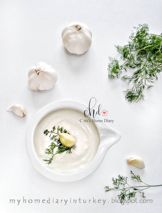 Sarımsaklı Yoğurt sosu / Turkish garlic yogurt sauce | Çitra's Home Diary. #yogurtrecipe #yogurtsauce #garlicrecipe #garlicyogurtsauce #dippingsauce #homemadesauce #healthyfood #turkishfoodrecipe