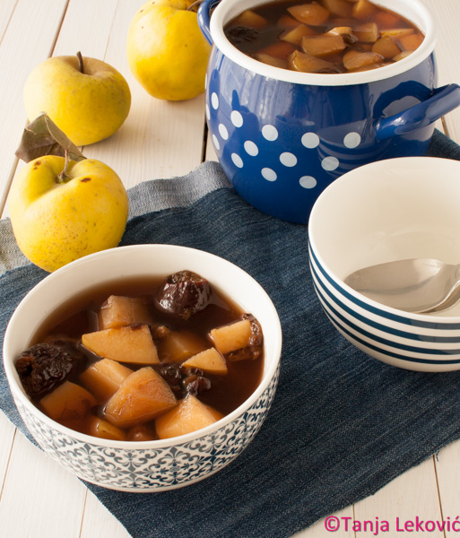 Kuhinja zaposlene žene Kompot / Compote