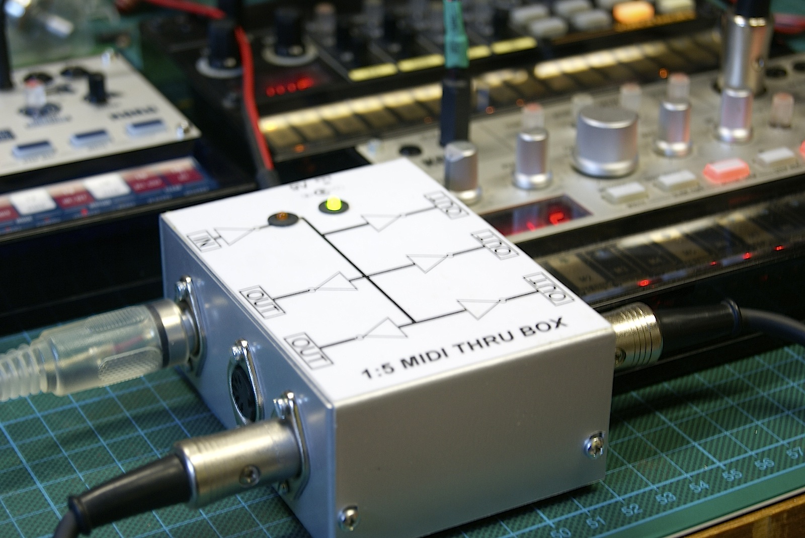 Growing your modular synthesizer for dummies MIDI Thru Box