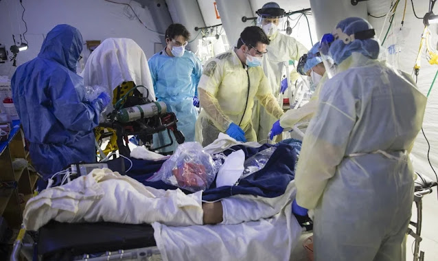 Pacientes com Covid-19 recebem cuidados médicos e orações em hospital de campanha, nos EUA