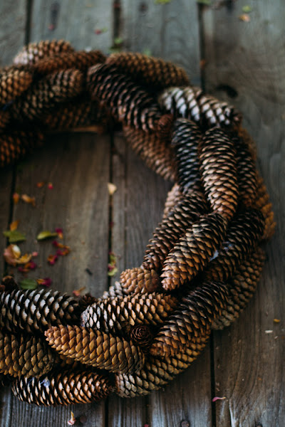 Cómo hacer una corona de piñas