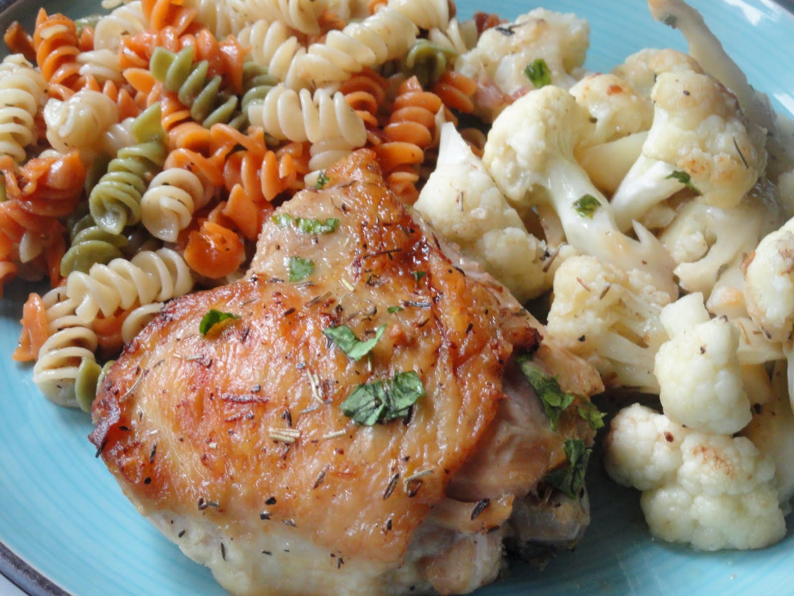 окорочка на капустный листах в духовке. вторые блюда с окорочками. капуста тушёная в рукаве в духовке с курицей. курица запеченная на капусте в духовке. тушёная капуста с курицей.