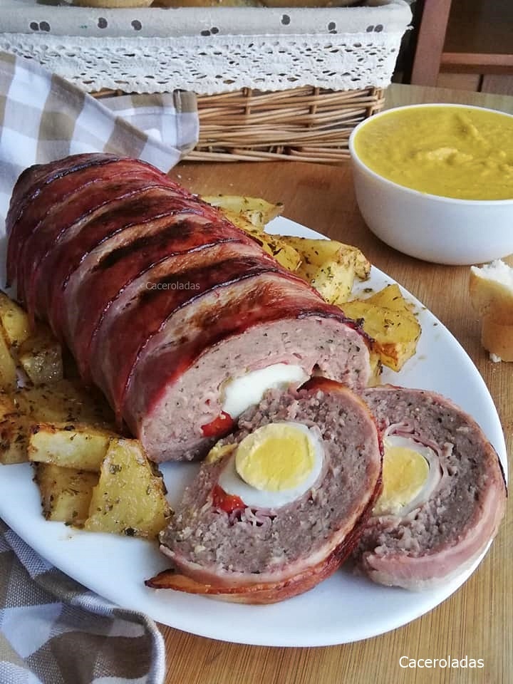 Rollo de carne picada relleno, de salsa y patatas Caceroladas Rollo de carne picada relleno, de salsa y patatas Caceroladas