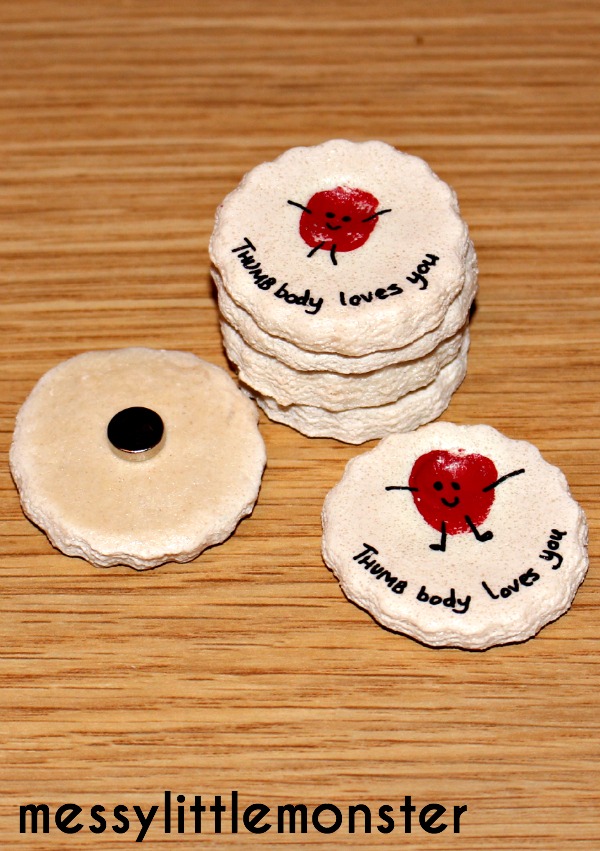 Thumbprint salt dough magnet 'thumbbody loves you' kids crafts for mothers day or valentines day 