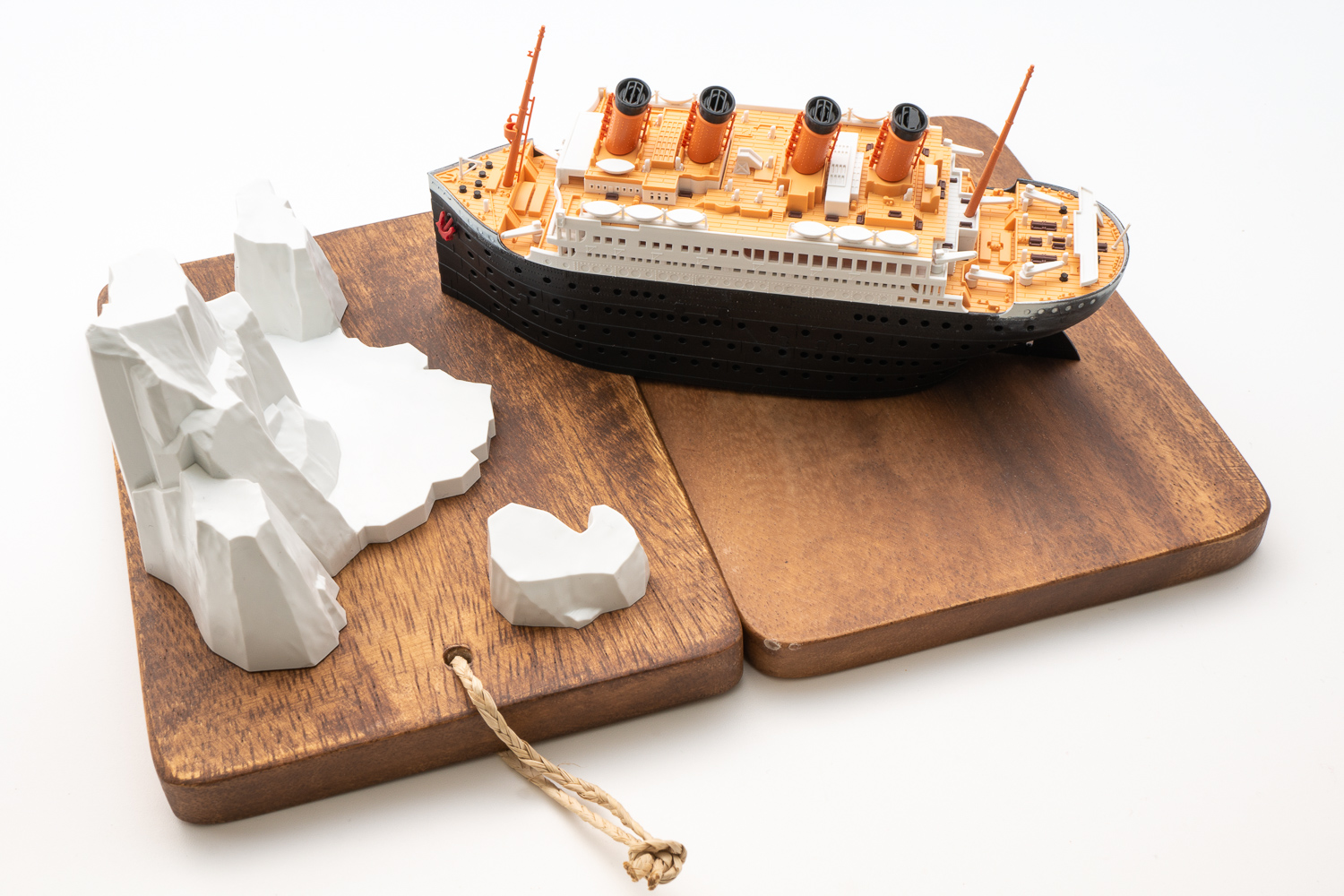 The Modelling News: Build review: Titanic Seal & Iceberg Scene from Suyata