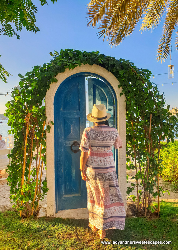 Dame à Fish Beach Taverna