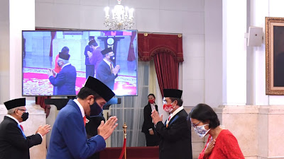 Jokowi Anugerahkan Tanda Jasa dan Kehormatan bagi 53 Tokoh