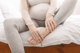 The real reason for swollen feet during pregnancy .. What can you do about it