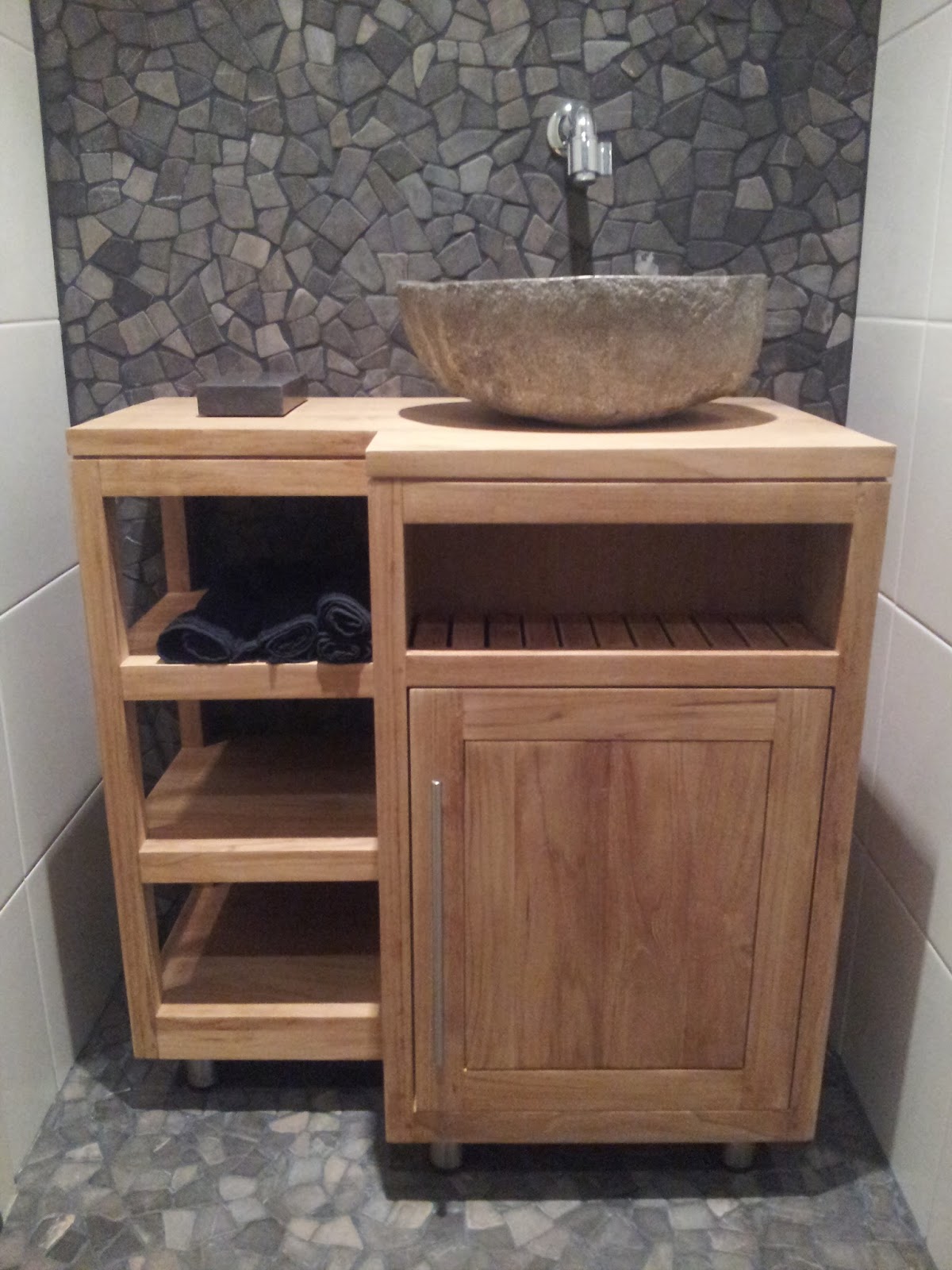 Badezimmermöbel aus Teakholz und Waschbecken aus Naturstein, Hartstein