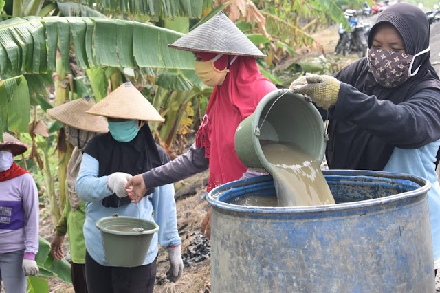 TMMD Harjowinangun : Walaupun Wanita, Semangat Mereka Tetap Membara   