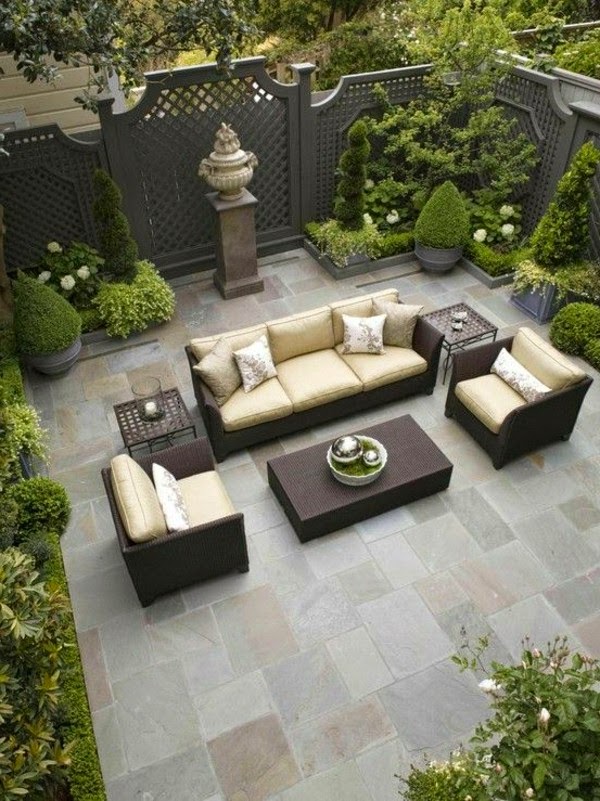 Relax in the seating area in the garden!