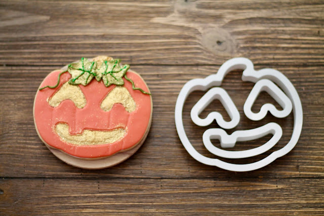 Fondant Halloween Cookies 2021 ,Fondant cookies, fondant halloween cookies 2021, ideas to decorate cookies with fondant