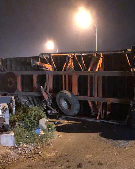 Hà Nội: Tàu hỏa tông “đứt đôi” xe container