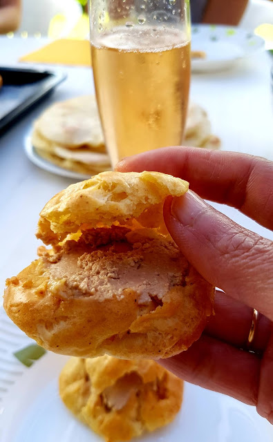 Gougères au fromage,fourrées au foie gras;Gougères au fromage,fourrées au foie gras