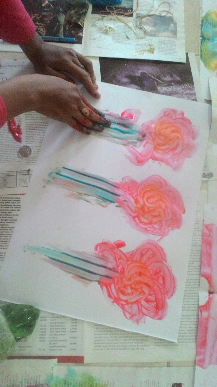 Melukis Finger Painting Dengan Menggoreskan Cat Air
