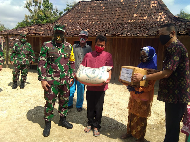 Letjend TNI R.Wisnoe Prasetja Boedi (Koordinator staf ahli Kasad) Beri Paket Sembako Kepada Pemilik RTLH dan Jamban Sehat TMMD Kodim 0725/Sragen Letjend TNI R.Wisnoe Prasetja Boedi (Koordinator staf ahli Kasad) Beri Paket Sembako Kepada Pemilik RTLH dan Jamban Sehat TMMD Kodim 0725/Sragen