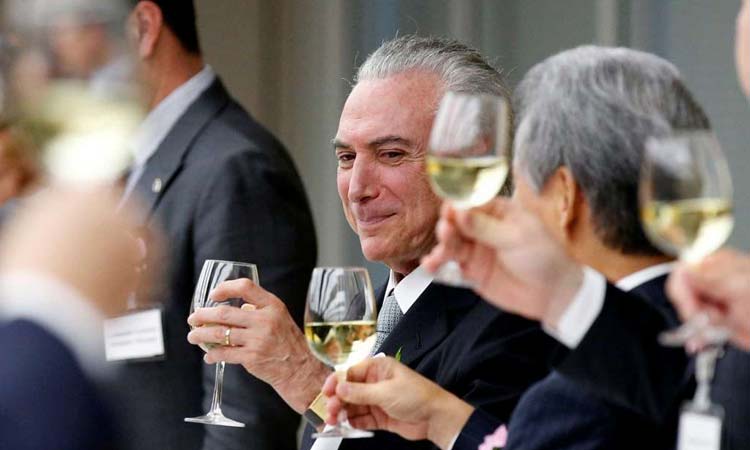 Temer celebra derrota de Dilma para o Senado: 'povo cassou'