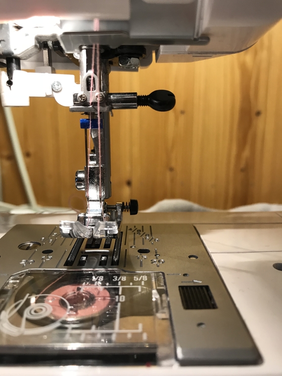 Kaksoisneulan langoittaminen vaihtoehtoinen tapa. Kaksoisneulan langoittaminen vaihtoehtoinen tapa.