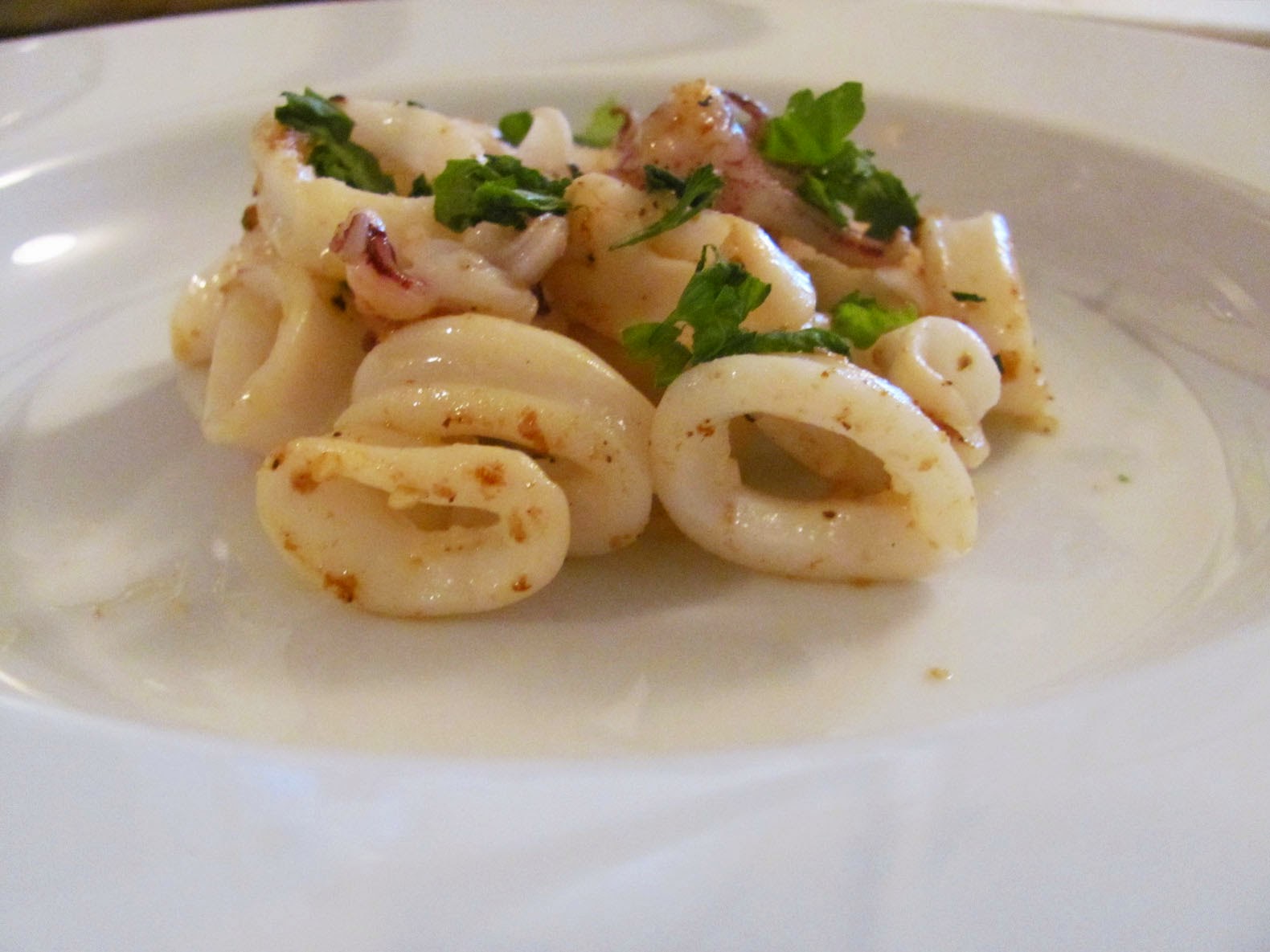 Рецепт кальмаров в соусе с чесноком. Кальмар морепродукт. Кальмары в чесночном соусе. Жареный кальмар. Каламари.