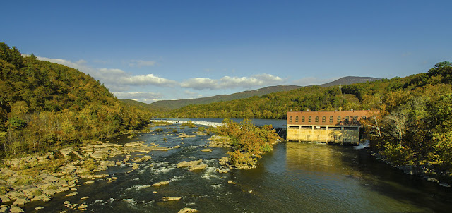 paisaje desde la represa eléctrica en el James River, Virgina