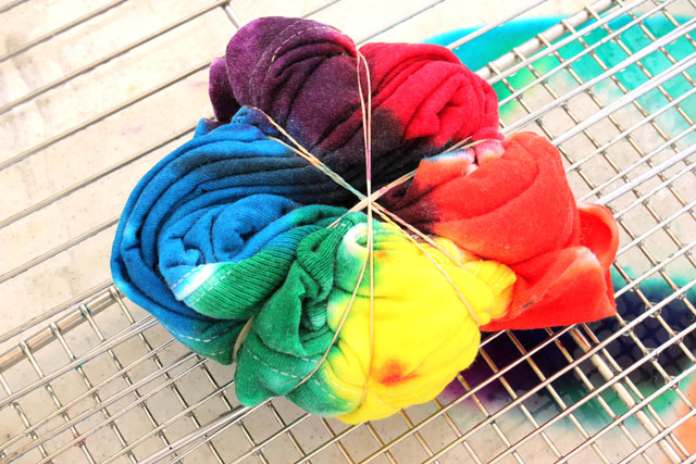 Tips for Tie Dying with Kids #kidscraft #kidsactivity #kids #summer #crafts #diy