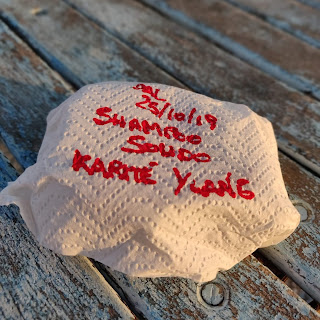 la confezione povera che racchiude un piccolo tesoro la confezione povera che racchiude un piccolo tesoro