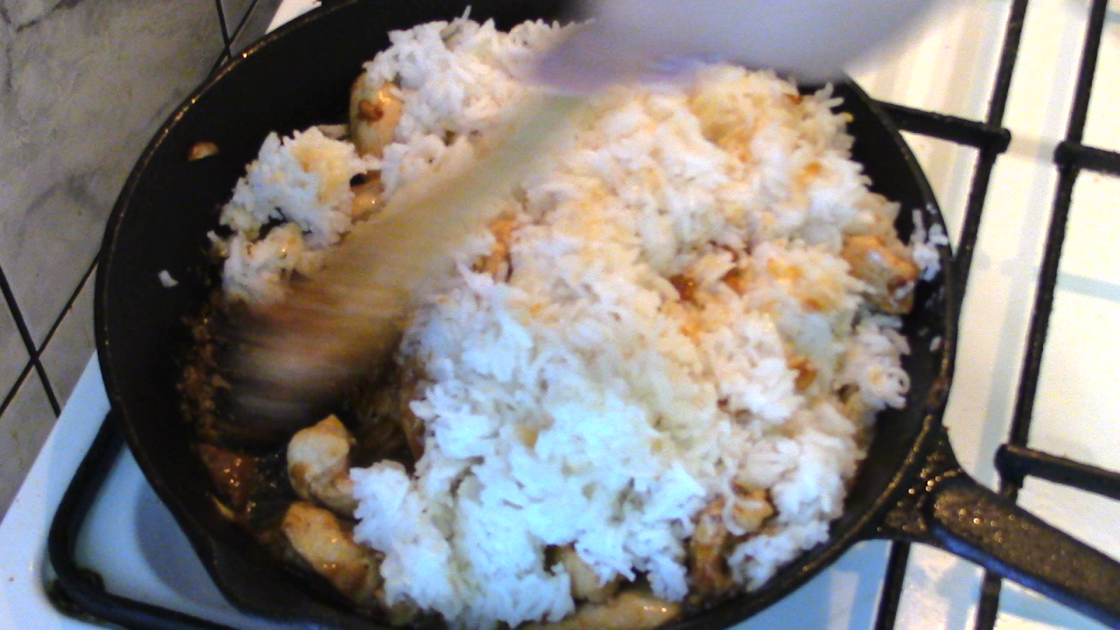 Farfuria vesela Orez basmati cu pui la tigaie