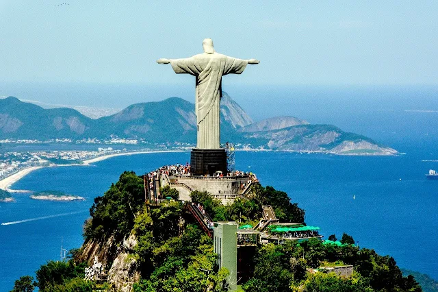 O Cristo Redentor de braços abertos para o Rio, para o Brasil