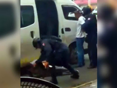  Policías detienen y golpean a asaltantes de 'combi' en Neza
