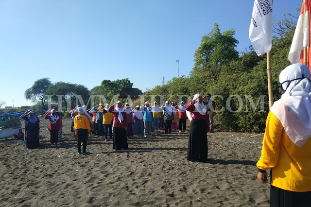 Bentuk Syukur, SDM PKH Jangkar Ajak KPM Up toacara Peringati HUT RI di Pinggir Pantai