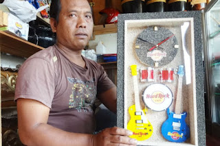 Pak Riki Supriyadi, 32, belajar membuat gamelan dari kakak kandungnya.