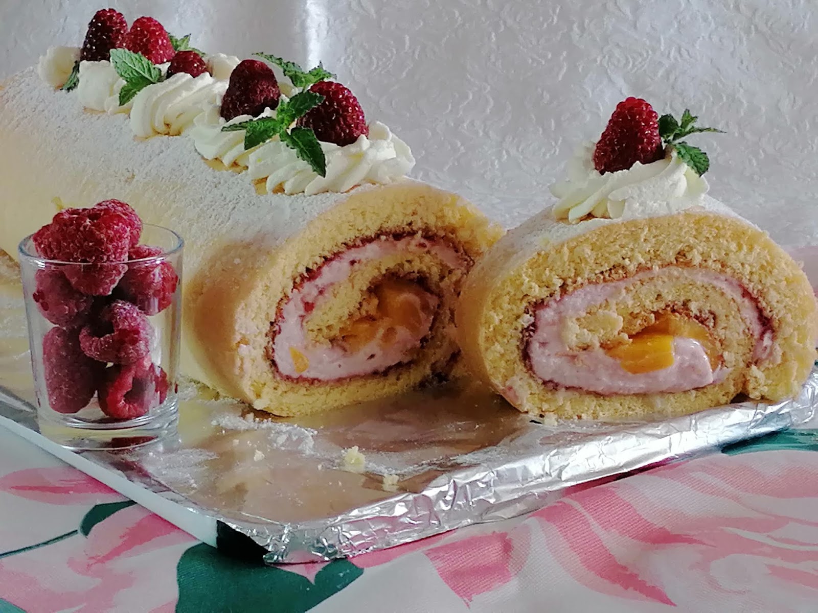 Pfirsich Melba Roulade mit Birkenzucker und Dinkelmehl